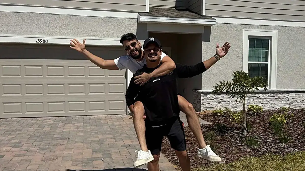 No auge do sucesso, dupla sertaneja Clayton & Romário compra mansão de R$ 10 milhões Imóvel de luxo em Orlando pertence a Clayton & Romário e chama atenção pelo tamanho e exclusividade