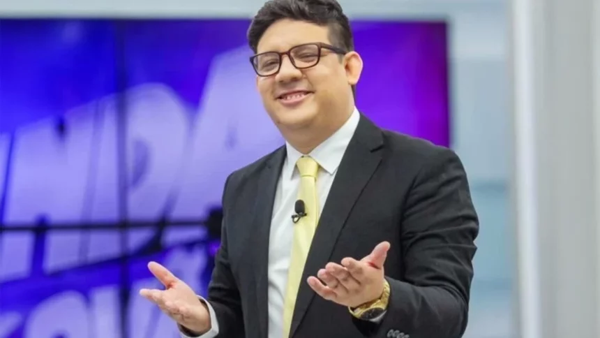 Jornalista e apresentador Erlan Bastos morre aos 32 anos. Caso surpreende colegas e gera comoção no jornalismo. (Foto: Redes Sociais)