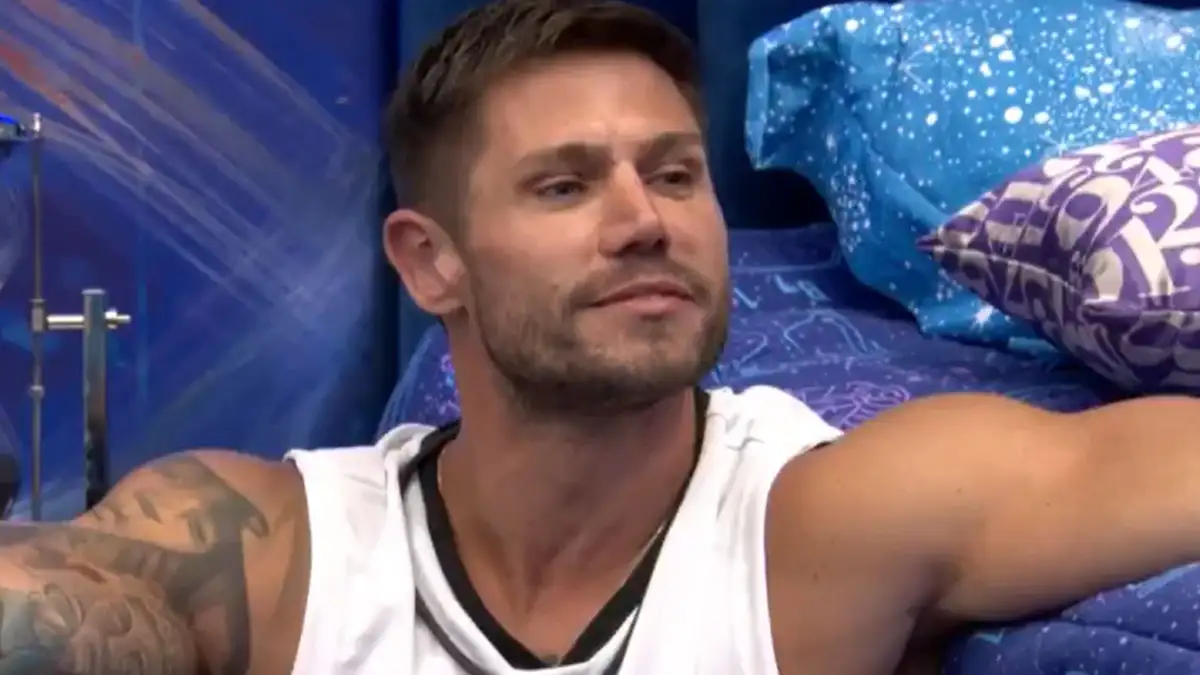 Milena confronta Jonas após flagrá-lo ouvindo uma conversa