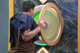Pedro aperta o botão de desistência e está fora do BBB 26 (Foto: Reprodução TV Globo)