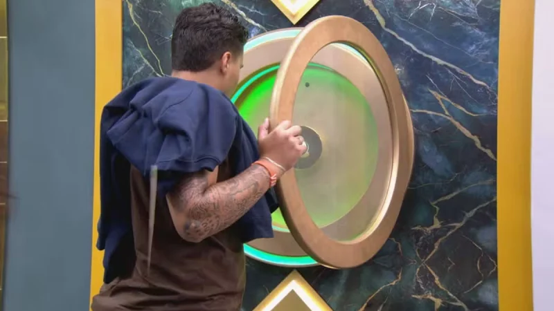 Pedro aperta o botão de desistência e está fora do BBB 26 (Foto: Reprodução TV Globo)