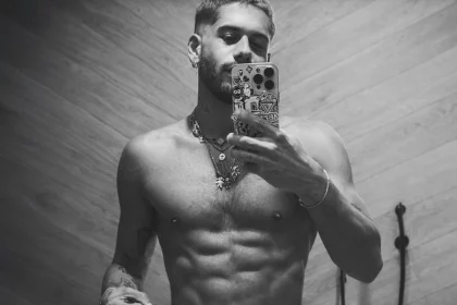 Zé Felipe surge nu, provoca reação em massa e impressiona fãs (Foto recriada por inteligência Artificial)