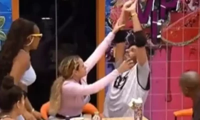 Alberto Cowboy é atendido por médicos após se engasgar (Reprodução TV Globo)