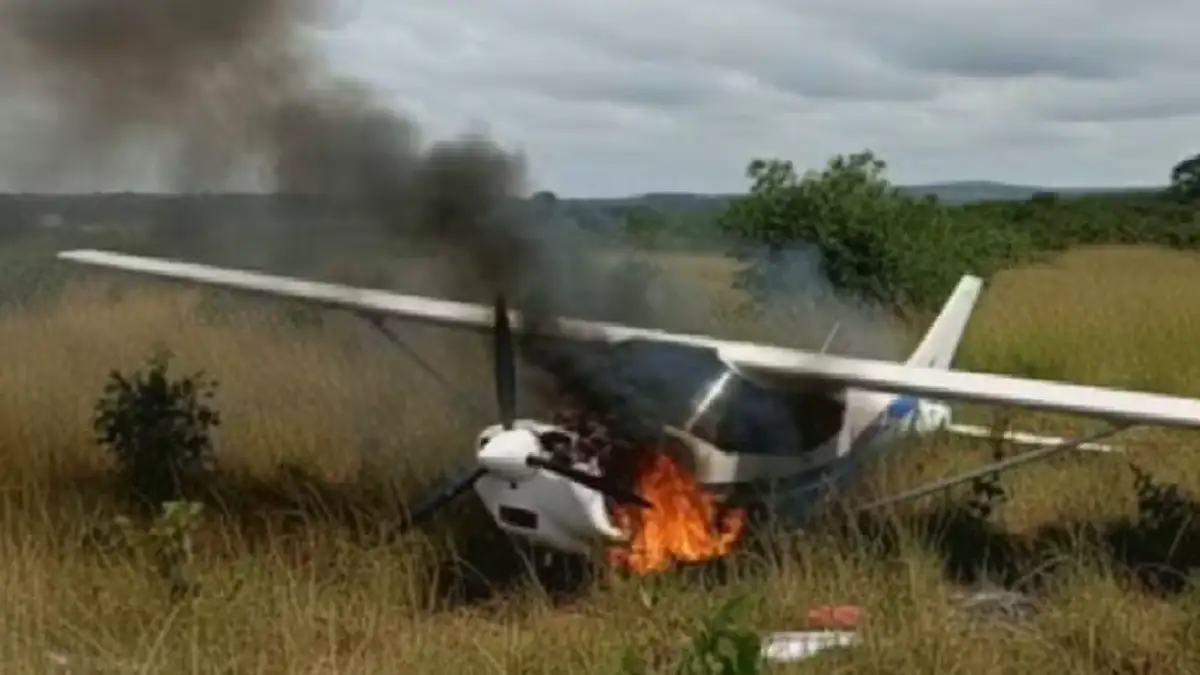 Ele se afastou… e o avião explodiu em chamas logo depois
