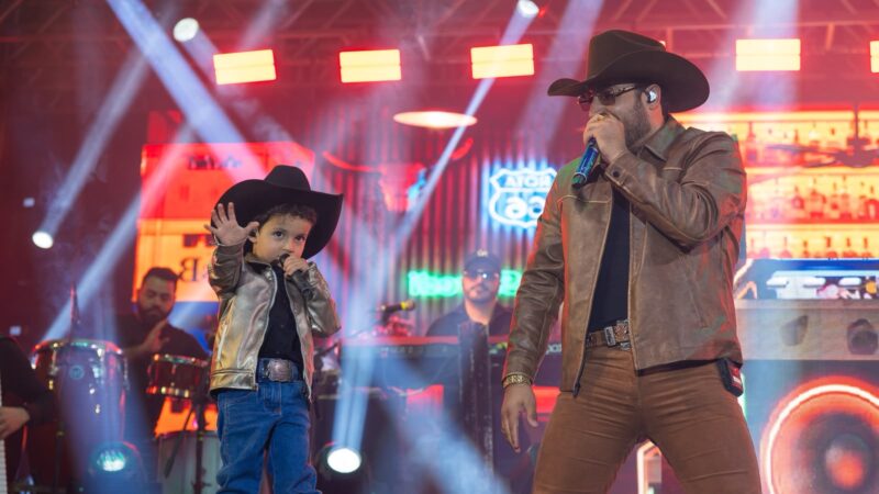 Filho de Barretto encanta público em show da dupla Bruno & Barretto